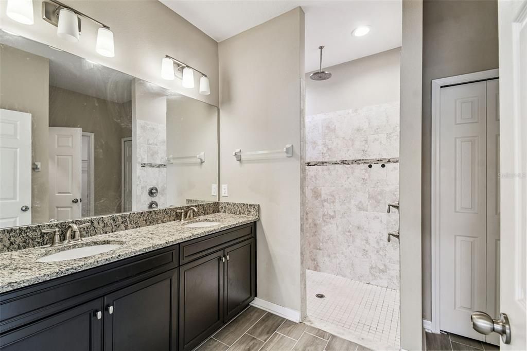 For Sale: $499,000 (5 beds, 3 baths, 2750 Square Feet)