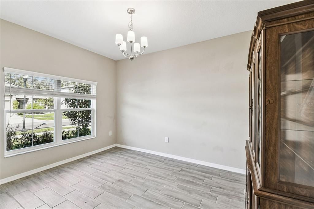 For Sale: $499,000 (5 beds, 3 baths, 2750 Square Feet)