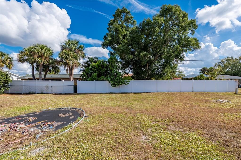 For Sale: $199,900 (2 beds, 2 baths, 1172 Square Feet)