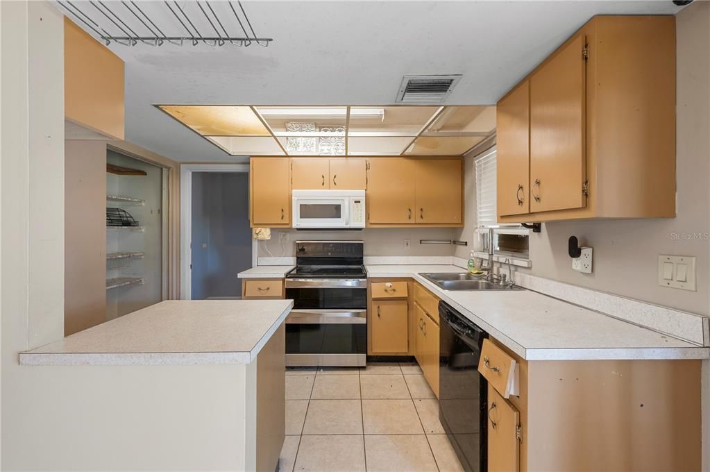 For Sale: $199,900 (2 beds, 2 baths, 1172 Square Feet)