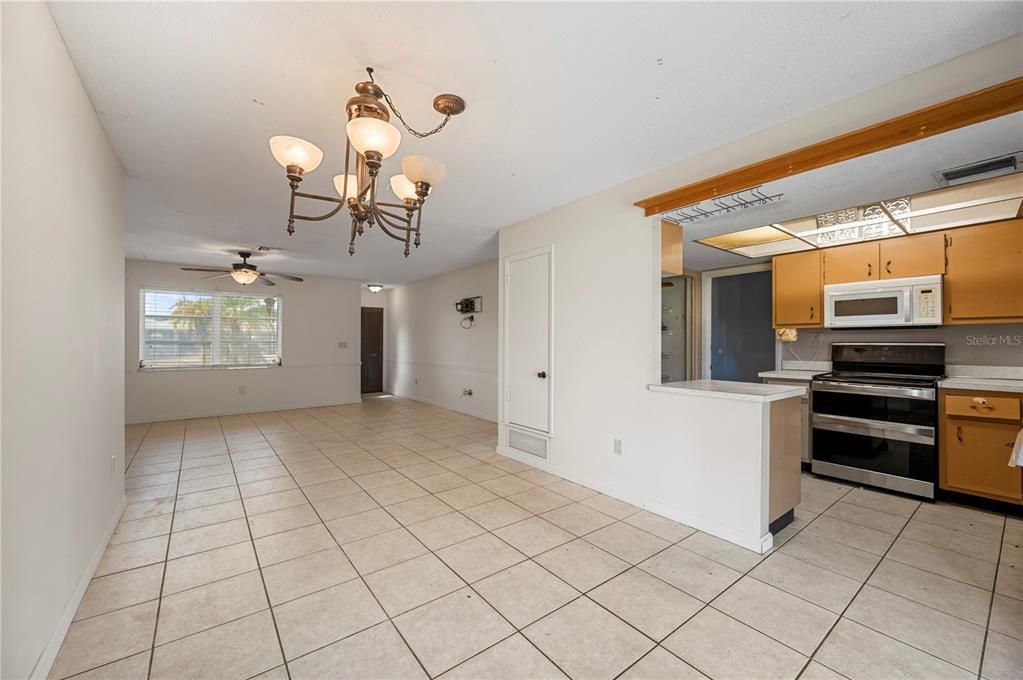 For Sale: $199,900 (2 beds, 2 baths, 1172 Square Feet)