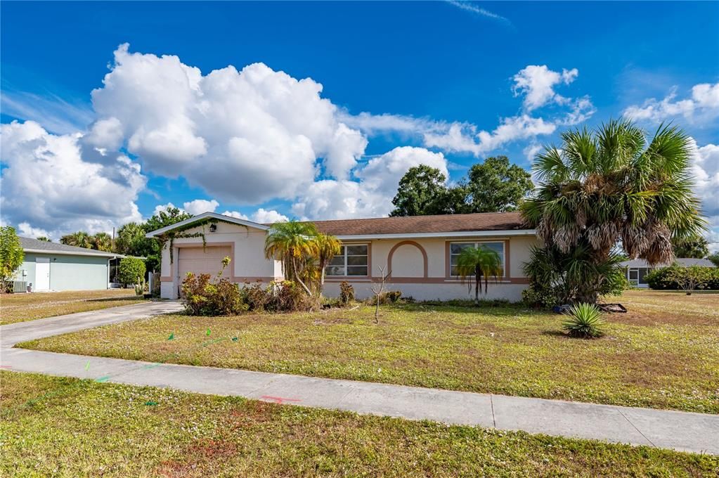 For Sale: $199,900 (2 beds, 2 baths, 1172 Square Feet)