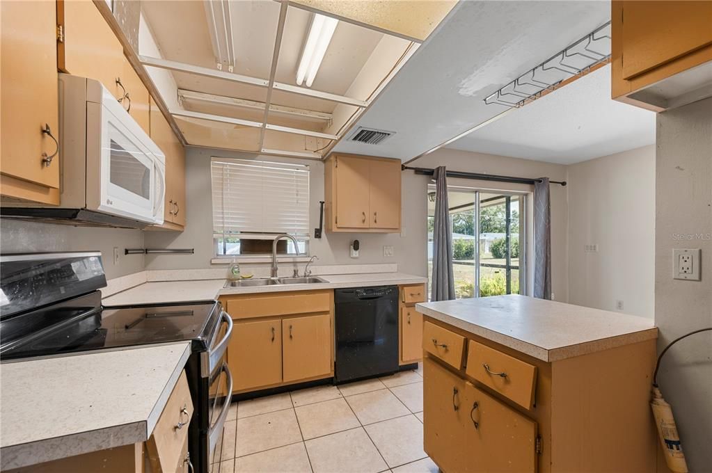 For Sale: $199,900 (2 beds, 2 baths, 1172 Square Feet)