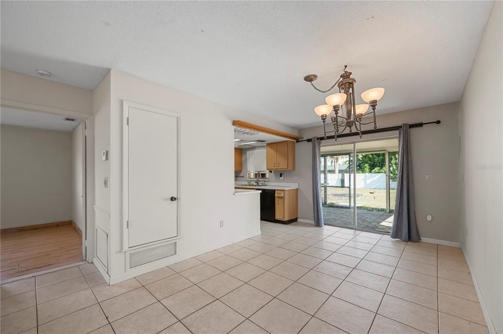 For Sale: $199,900 (2 beds, 2 baths, 1172 Square Feet)