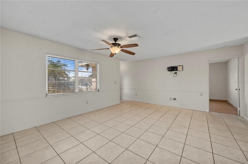 For Sale: $199,900 (2 beds, 2 baths, 1172 Square Feet)