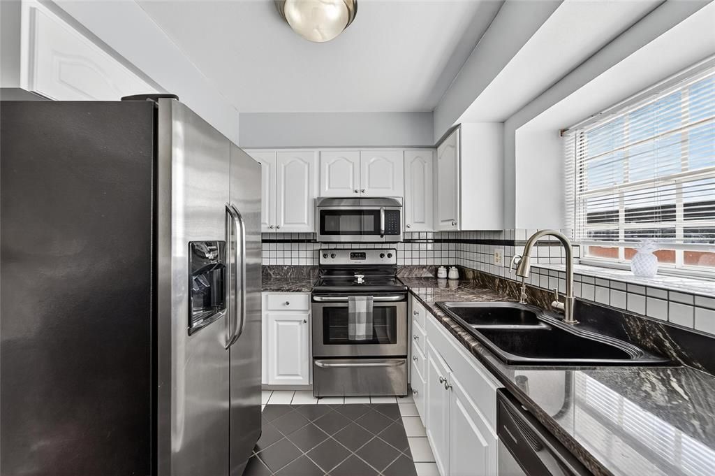 待售: $545,000 (3 贝兹, 1 浴室, 1237 平方英尺)