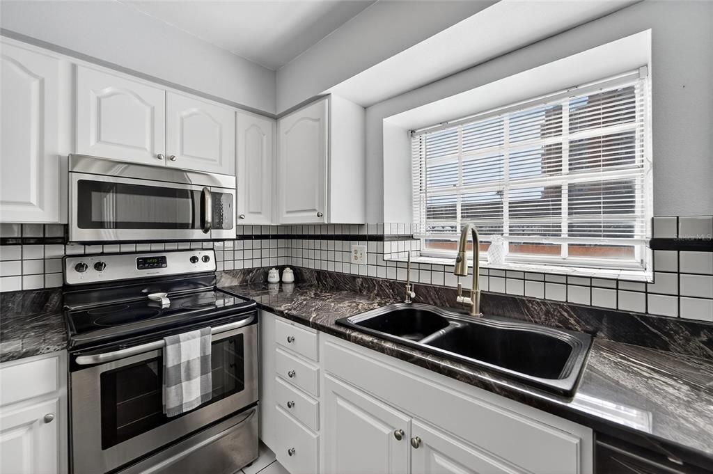 待售: $545,000 (3 贝兹, 1 浴室, 1237 平方英尺)