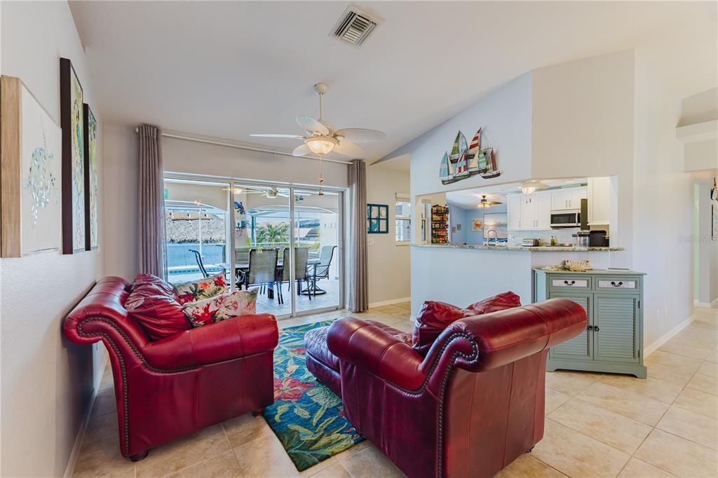 En Venta: $635,000 (3 camas, 2 baños, 1978 Pies cuadrados)