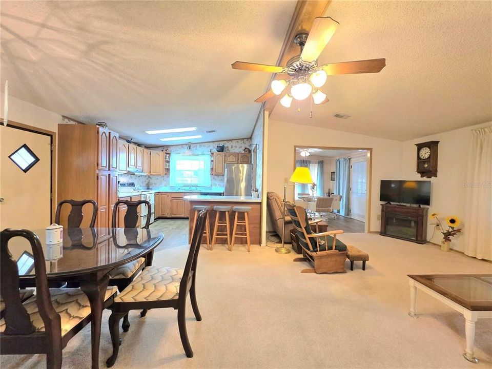 待售: $185,500 (2 贝兹, 2 浴室, 1360 平方英尺)