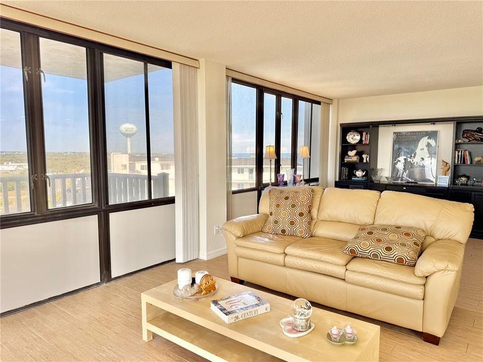 For Sale: $350,000 (2 beds, 2 baths, 1358 Square Feet)