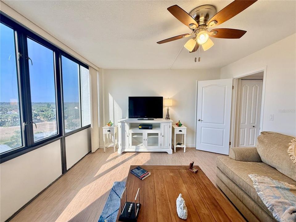 For Sale: $350,000 (2 beds, 2 baths, 1358 Square Feet)