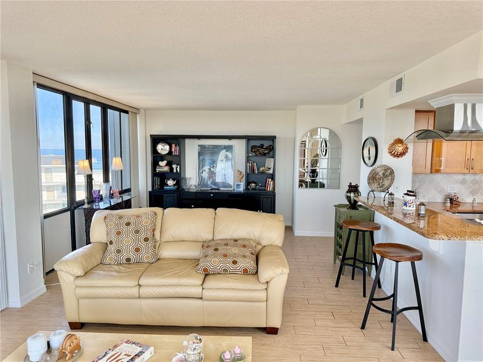 For Sale: $350,000 (2 beds, 2 baths, 1358 Square Feet)