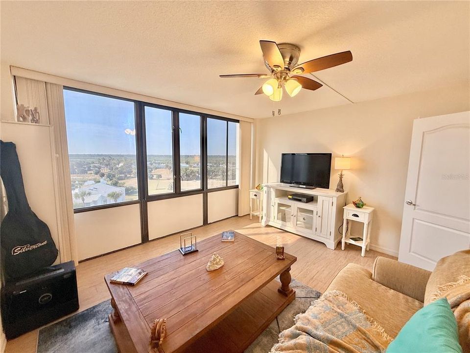 For Sale: $350,000 (2 beds, 2 baths, 1358 Square Feet)