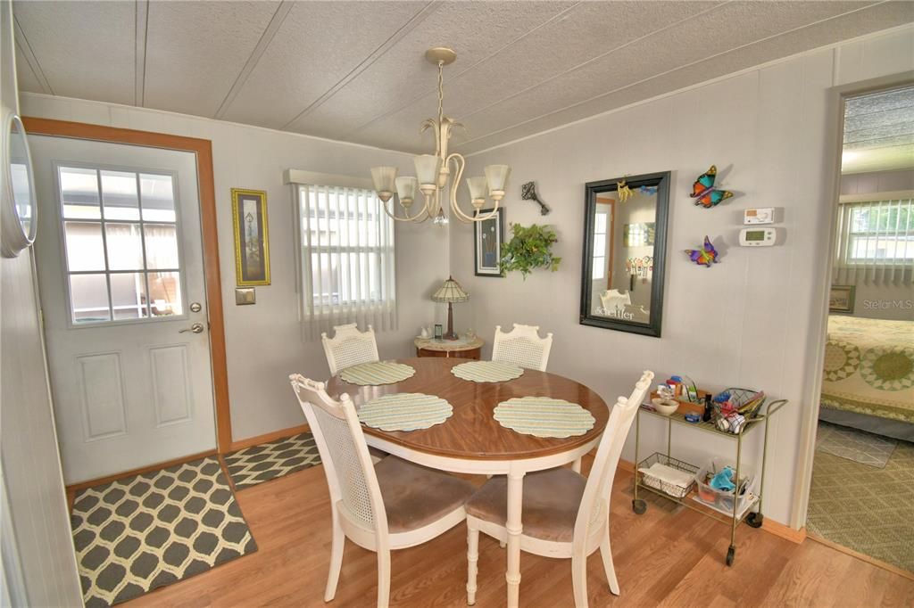 待售: $134,900 (2 贝兹, 2 浴室, 1096 平方英尺)