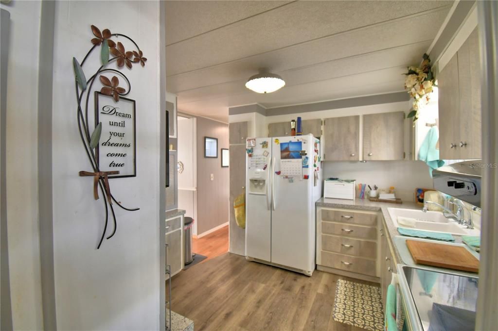 待售: $134,900 (2 贝兹, 2 浴室, 1096 平方英尺)