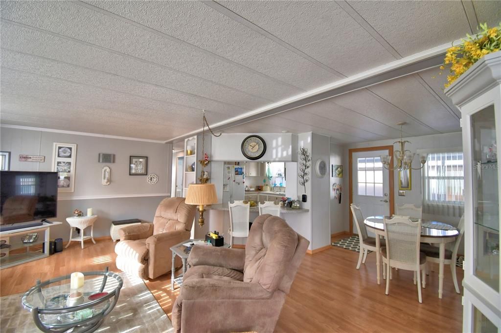 待售: $134,900 (2 贝兹, 2 浴室, 1096 平方英尺)