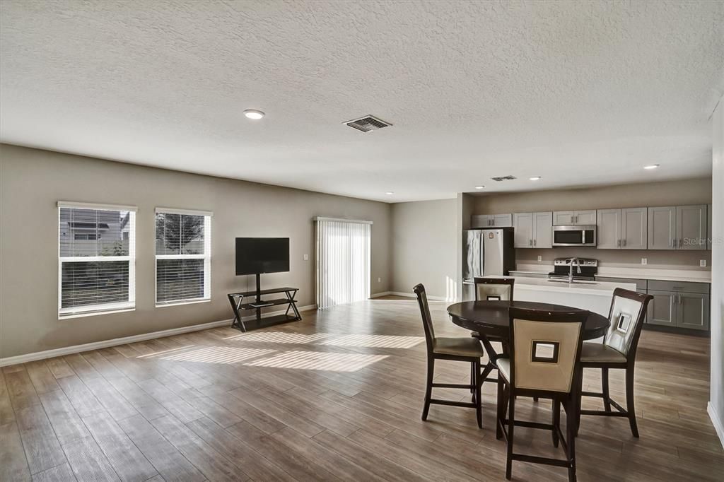 На продажу: $388,000 (4 спален, 2 ванн, 2226 Квадратных фут)