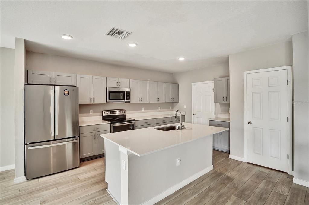 На продажу: $388,000 (4 спален, 2 ванн, 2226 Квадратных фут)