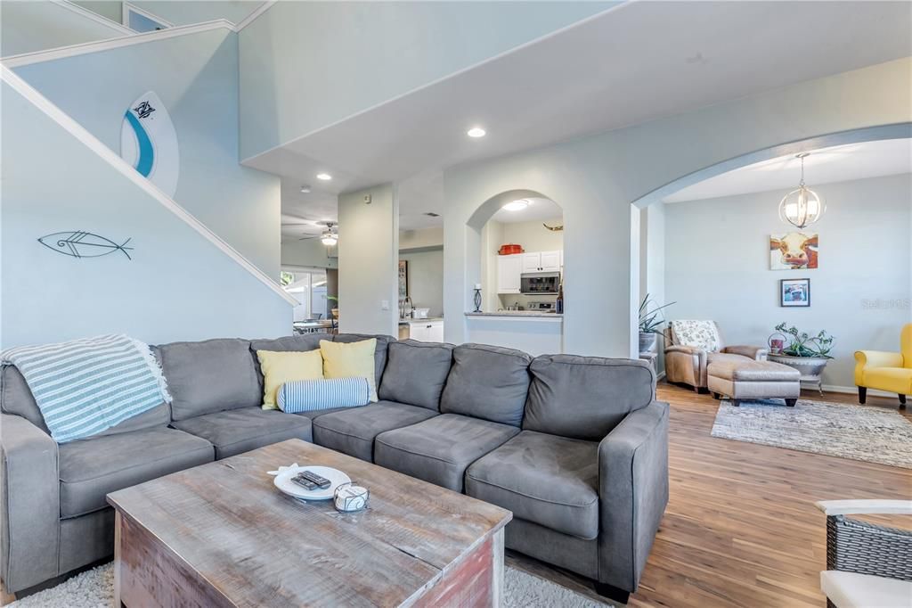 На продажу: $315,000 (2 спален, 2 ванн, 1837 Квадратных фут)