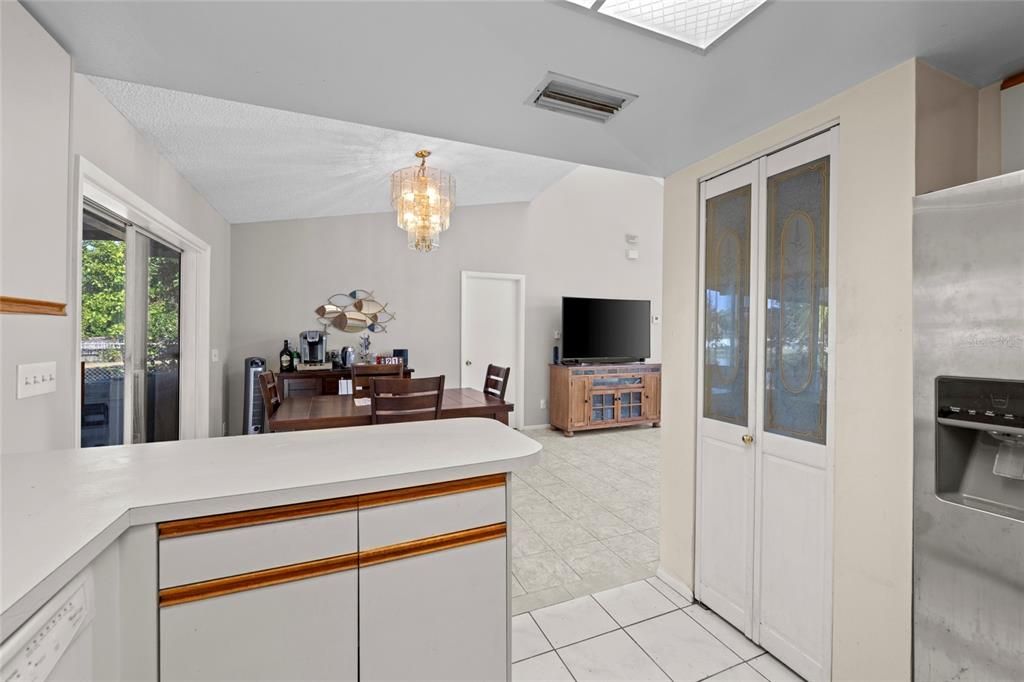 For Sale: $345,000 (3 beds, 2 baths, 1114 Square Feet)