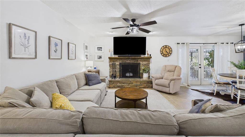 For Sale: $450,000 (3 beds, 2 baths, 1657 Square Feet)