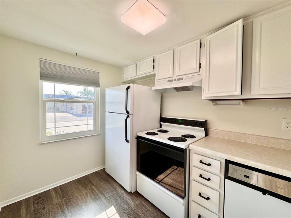 For Rent: $1,500 (2 beds, 1 baths, 827 Square Feet)