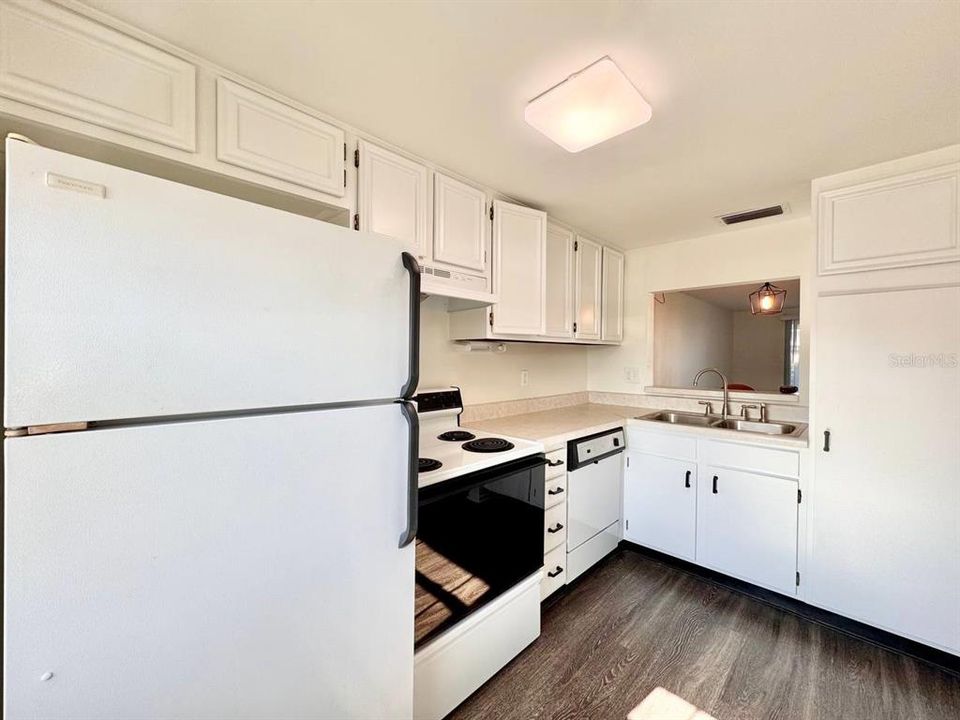 For Rent: $1,500 (2 beds, 1 baths, 827 Square Feet)