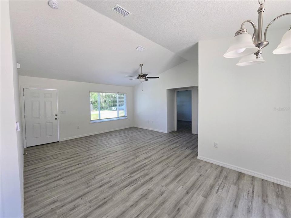 出租: $1,875 (3 贝兹, 2 浴室, 1096 平方英尺)