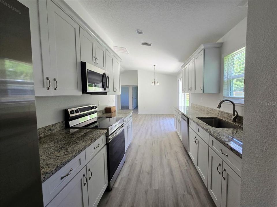 出租: $1,875 (3 贝兹, 2 浴室, 1096 平方英尺)