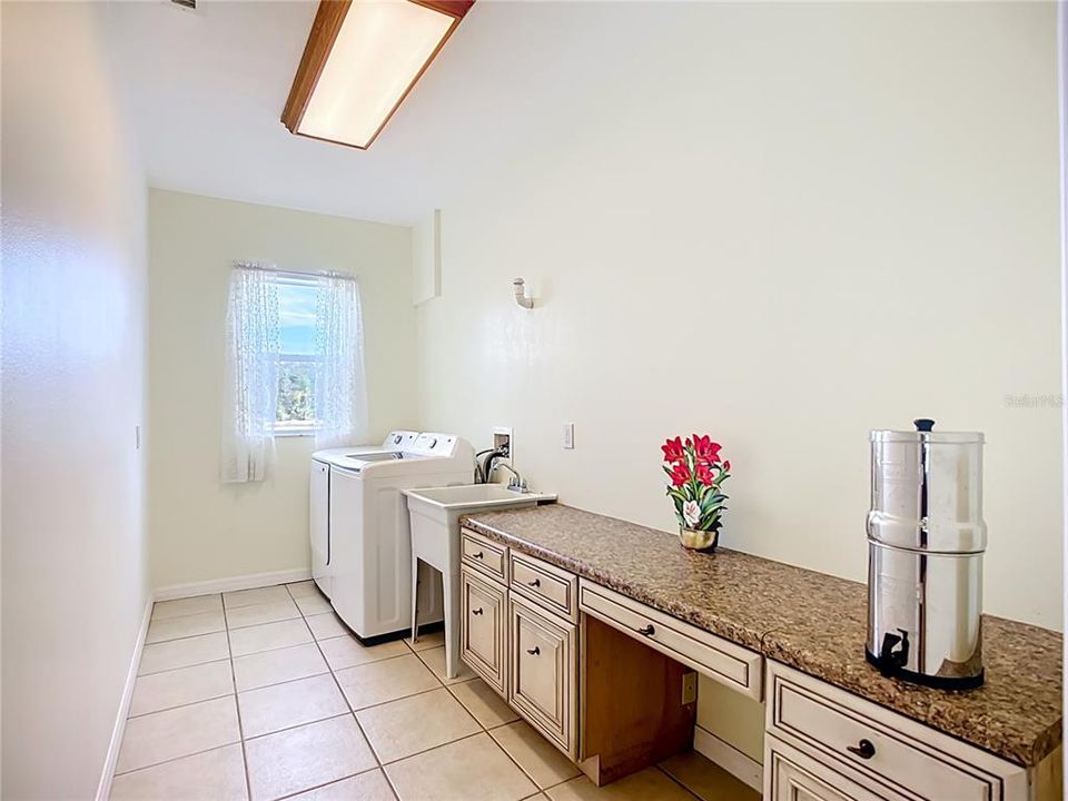 For Sale: $839,900 (3 beds, 2 baths, 2048 Square Feet)