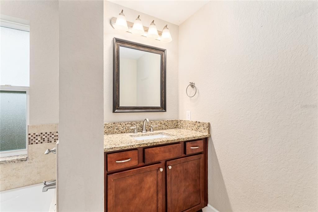 待售: $379,000 (4 贝兹, 2 浴室, 2045 平方英尺)