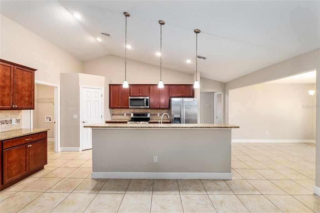 待售: $379,000 (4 贝兹, 2 浴室, 2045 平方英尺)