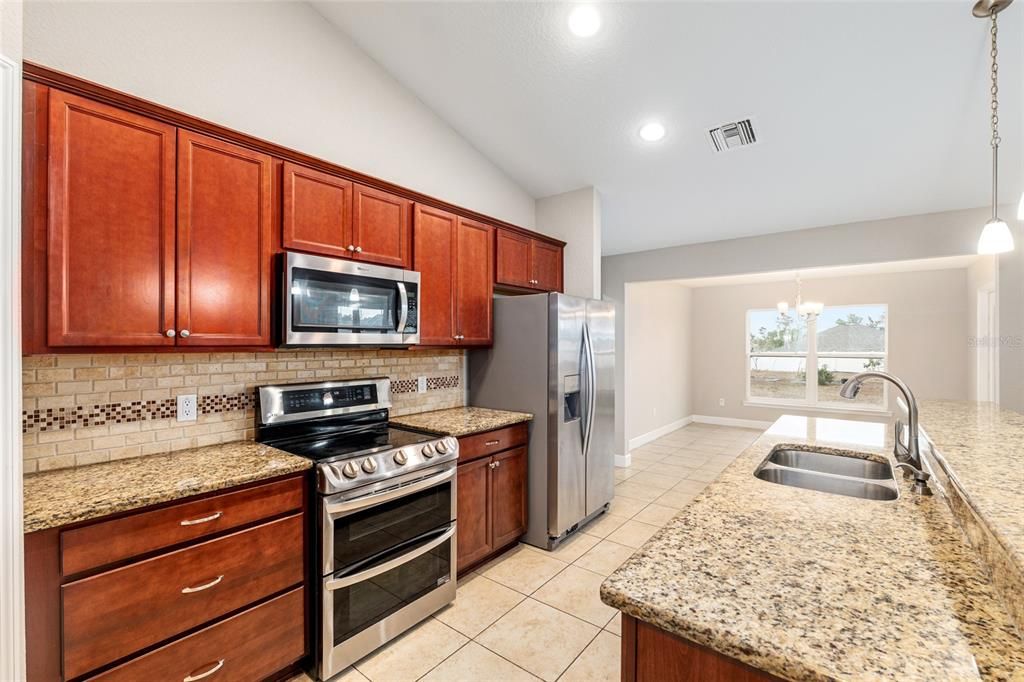 待售: $379,000 (4 贝兹, 2 浴室, 2045 平方英尺)