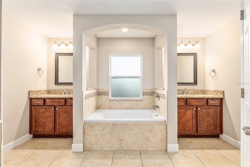 待售: $379,000 (4 贝兹, 2 浴室, 2045 平方英尺)