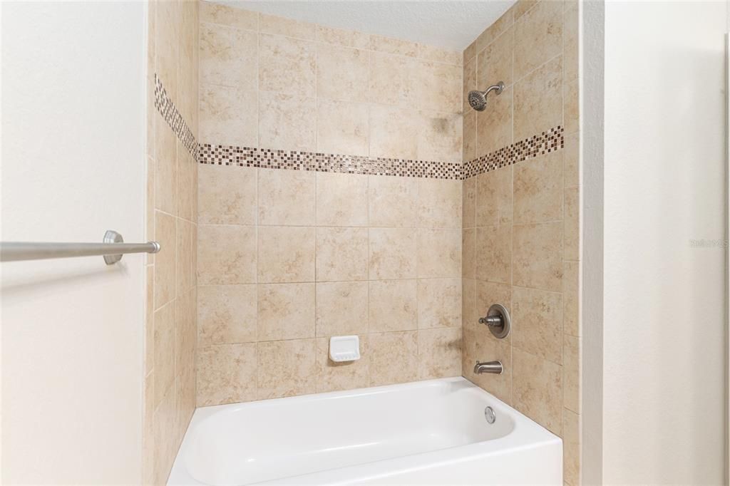 待售: $379,000 (4 贝兹, 2 浴室, 2045 平方英尺)