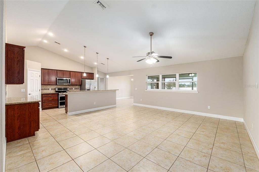 待售: $379,000 (4 贝兹, 2 浴室, 2045 平方英尺)