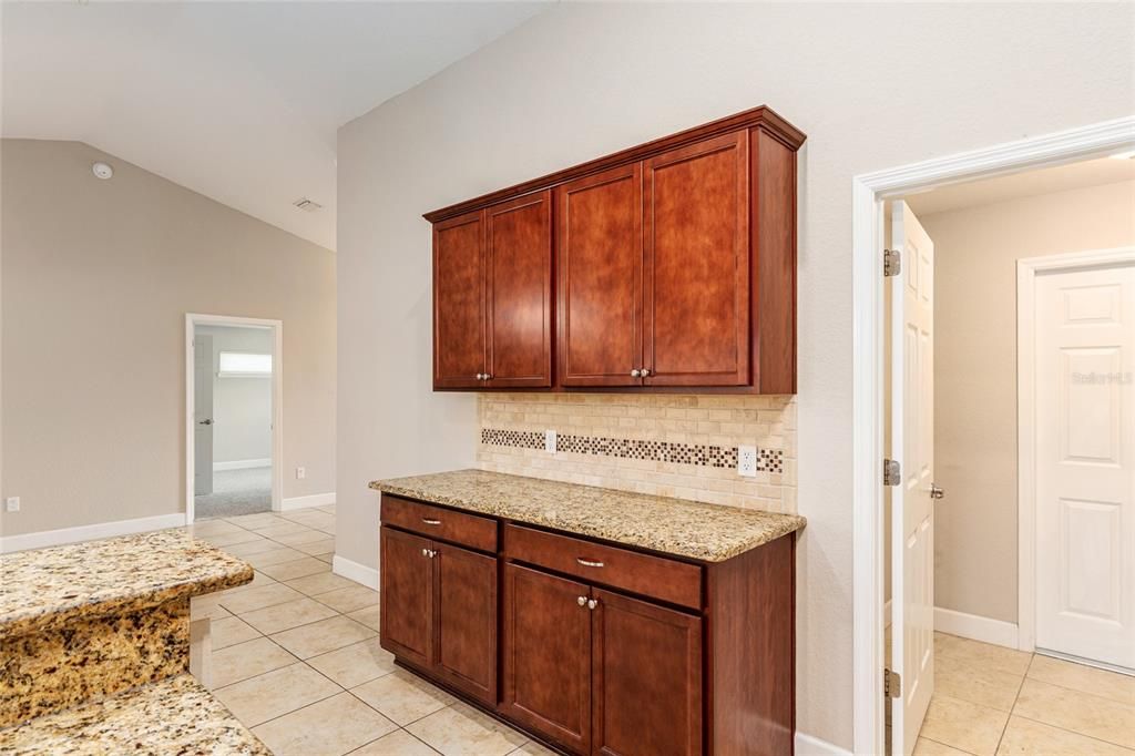 待售: $379,000 (4 贝兹, 2 浴室, 2045 平方英尺)