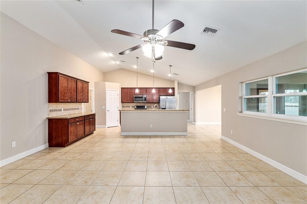 待售: $379,000 (4 贝兹, 2 浴室, 2045 平方英尺)