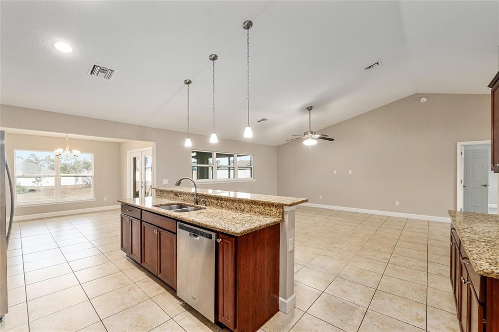 待售: $379,000 (4 贝兹, 2 浴室, 2045 平方英尺)