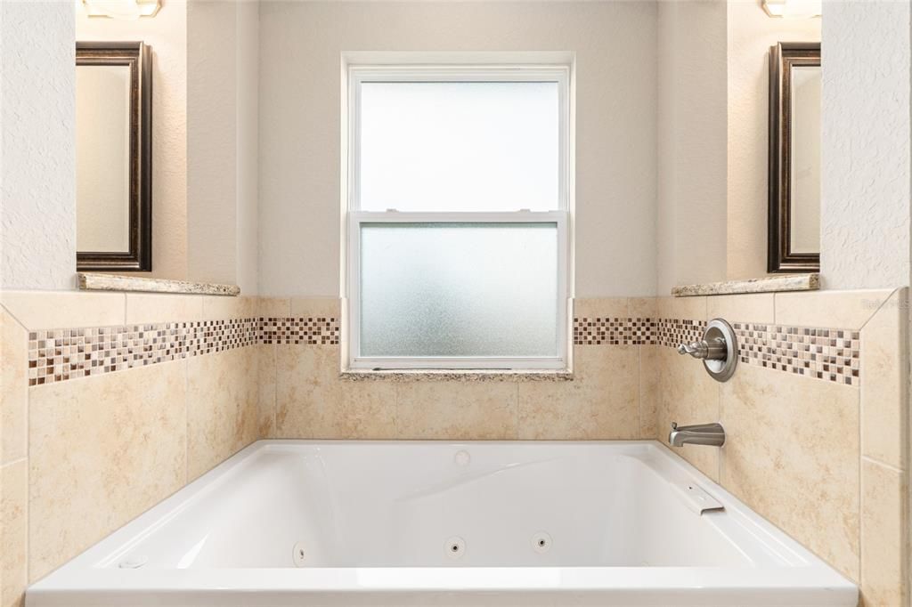 待售: $379,000 (4 贝兹, 2 浴室, 2045 平方英尺)