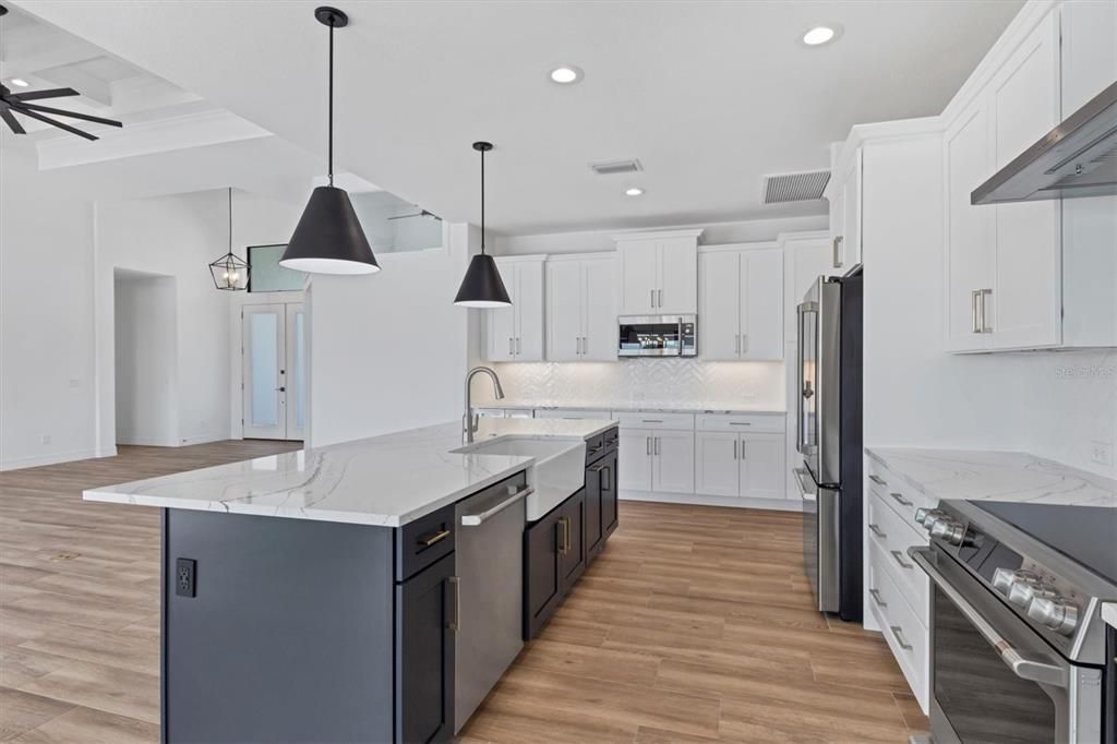 For Sale: $799,900 (3 beds, 3 baths, 2191 Square Feet)