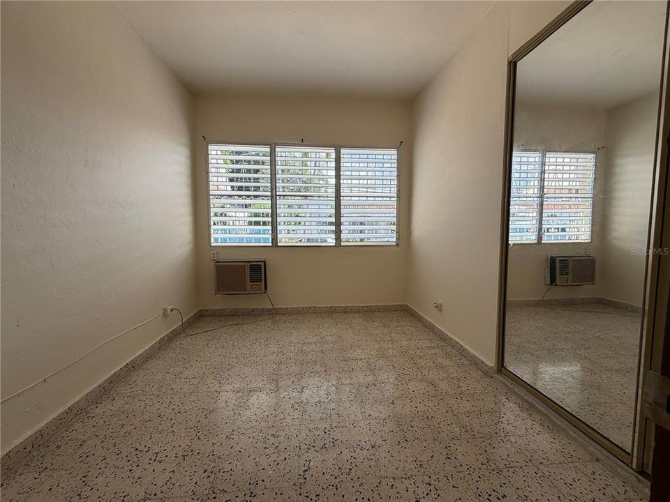 待售: $325,000 (6 贝兹, 0 浴室, 0 平方英尺)