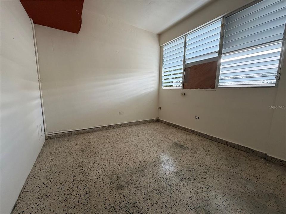 待售: $325,000 (6 贝兹, 0 浴室, 0 平方英尺)