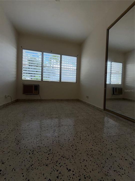 待售: $325,000 (6 贝兹, 0 浴室, 0 平方英尺)