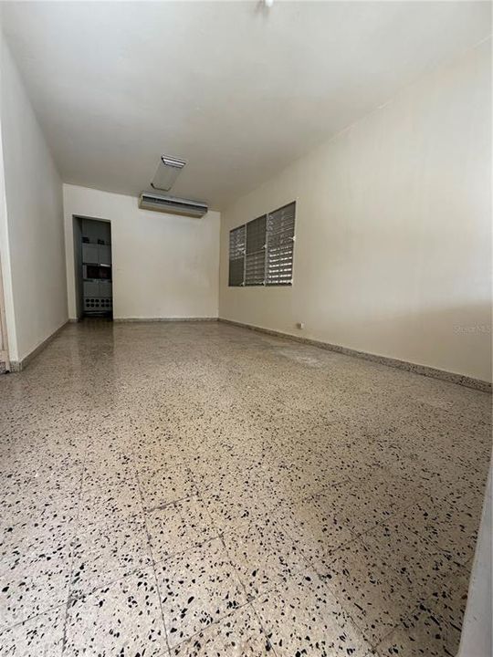 待售: $325,000 (6 贝兹, 0 浴室, 0 平方英尺)