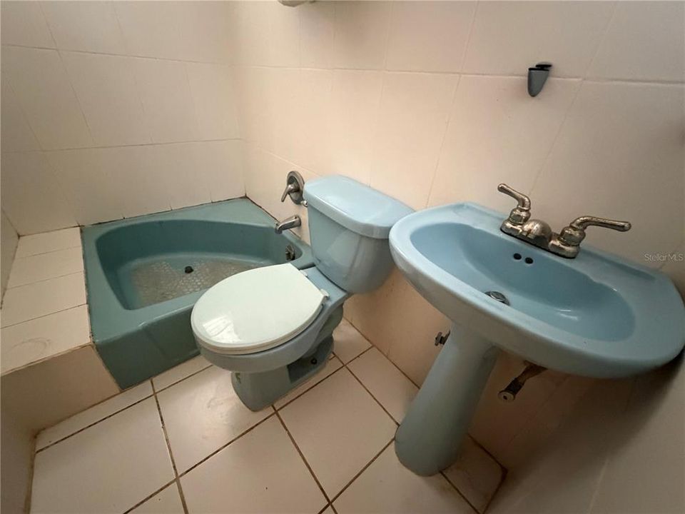 待售: $325,000 (6 贝兹, 0 浴室, 0 平方英尺)