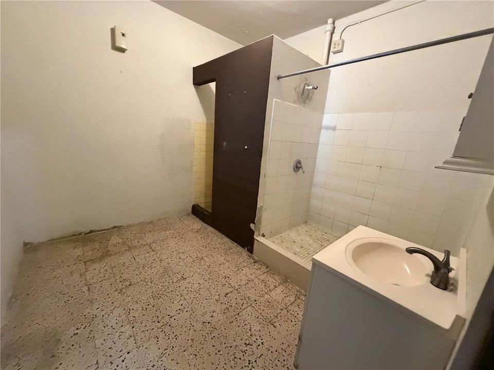 待售: $325,000 (6 贝兹, 0 浴室, 0 平方英尺)