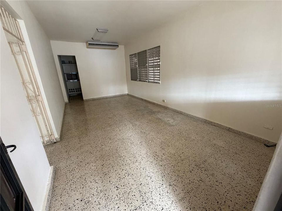 待售: $325,000 (6 贝兹, 0 浴室, 0 平方英尺)