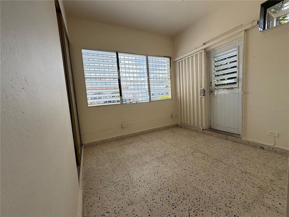 待售: $325,000 (6 贝兹, 0 浴室, 0 平方英尺)