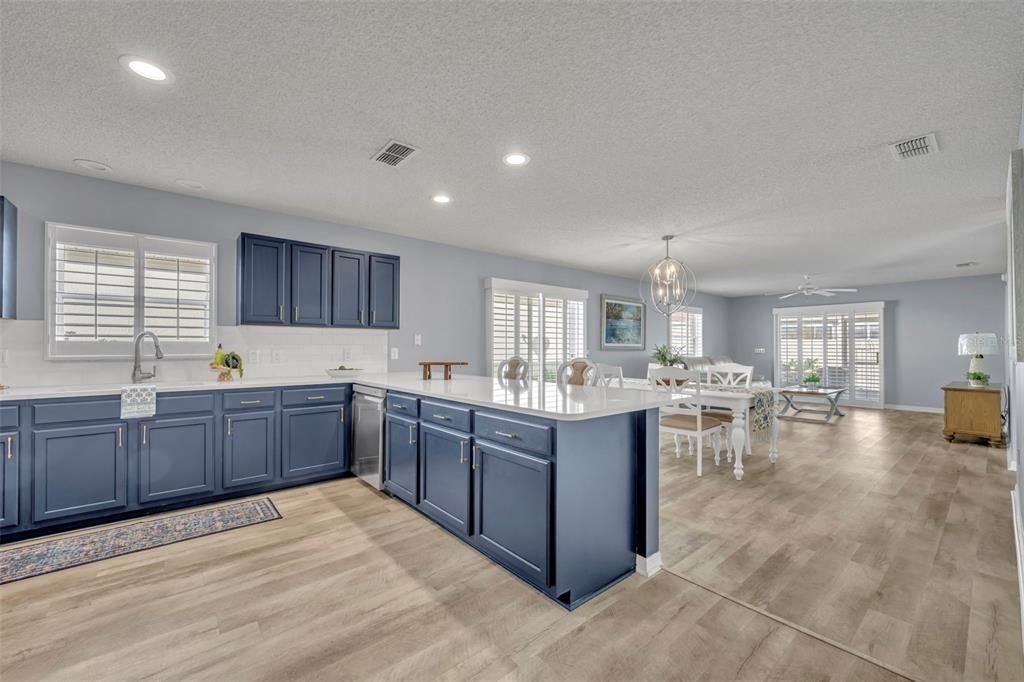 待售: $320,000 (2 贝兹, 2 浴室, 1174 平方英尺)